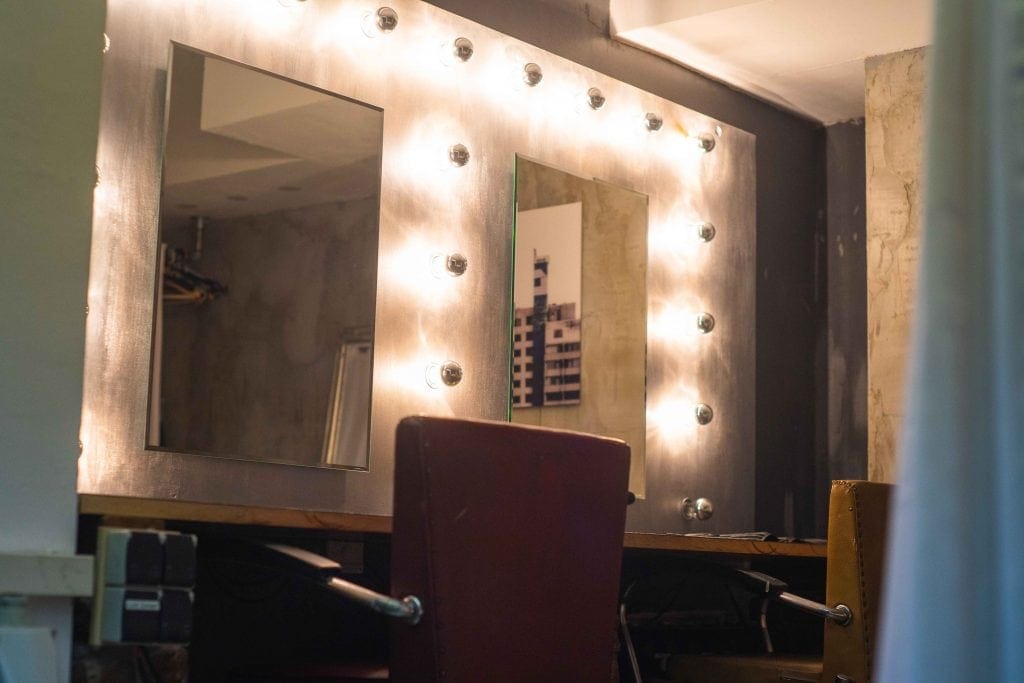Westside Studios Maskenraum mit beleuchteten Spiegeln