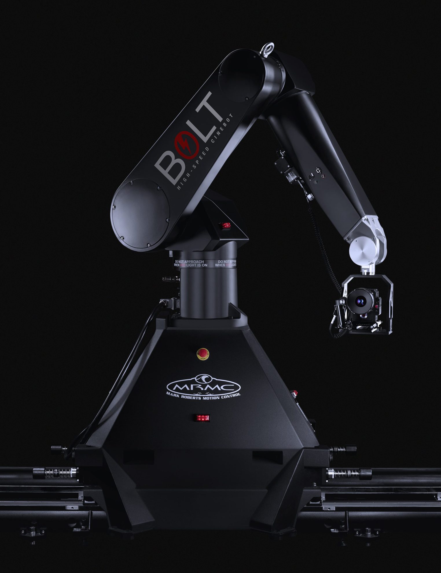 Bolt Motion Control Roboter auf Schienen vor schwarzem Hintergrund